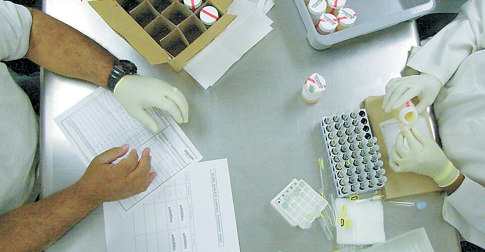 File:US Navy 010717-N-1350W-002 Drug screening lab prepares samples.jpg